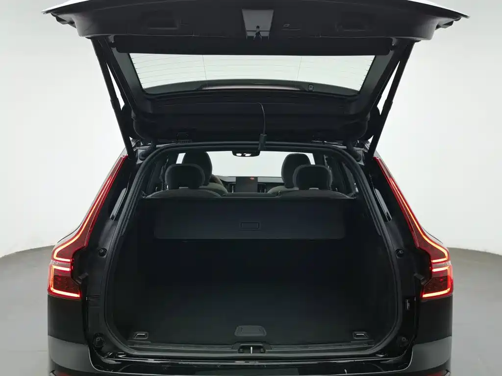 Volvo XC60 — фото 16