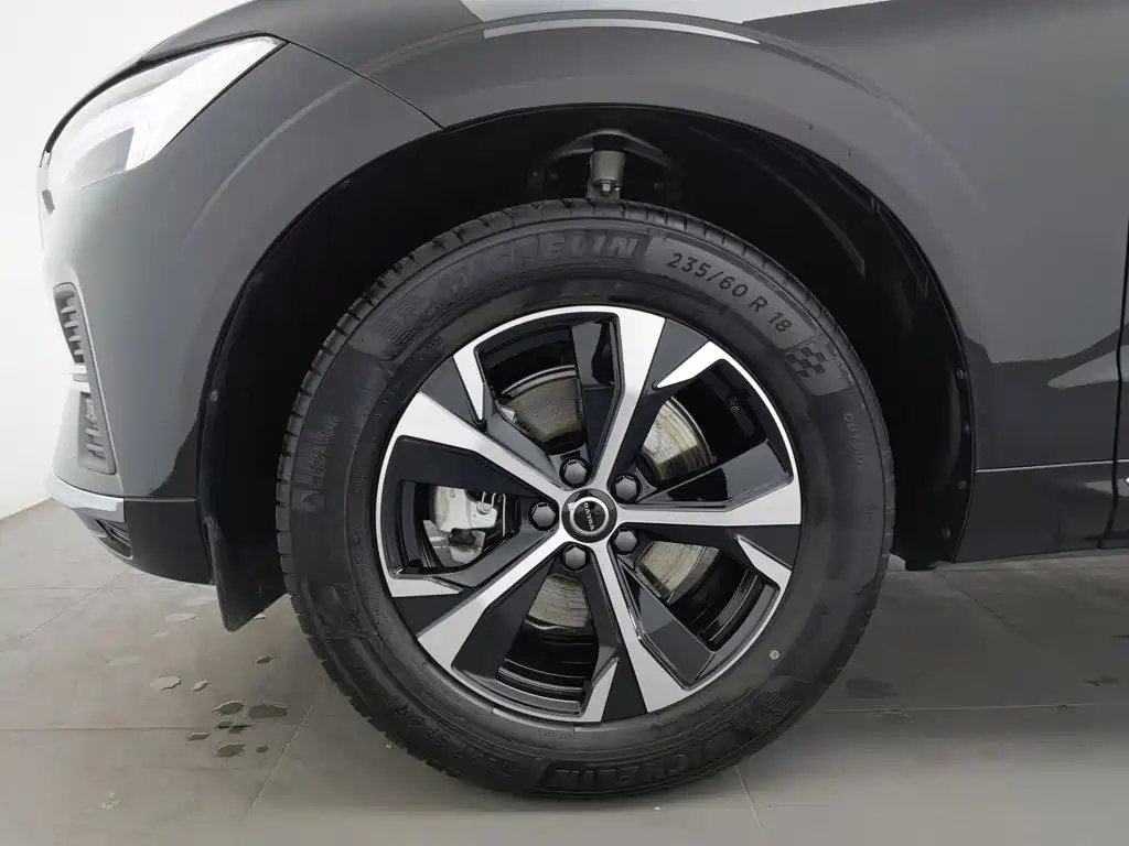 Volvo XC60 — фото 17