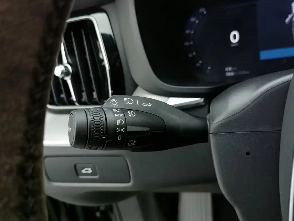 Volvo XC60 — фото 21