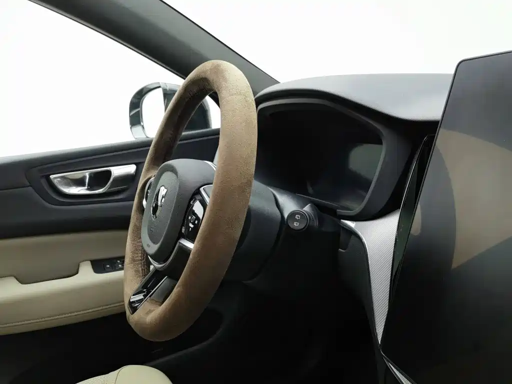 Volvo XC60 — фото 22