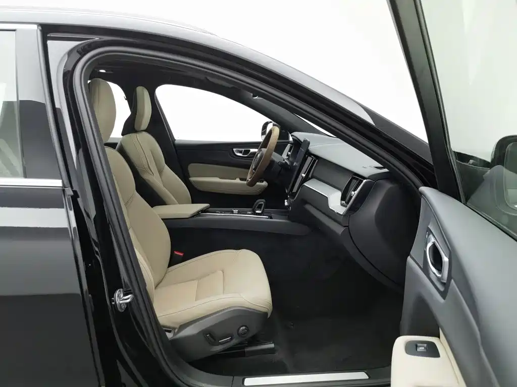 Volvo XC60 — фото 23