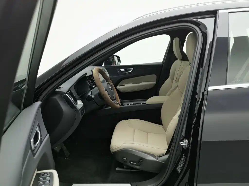 Volvo XC60 — фото 10
