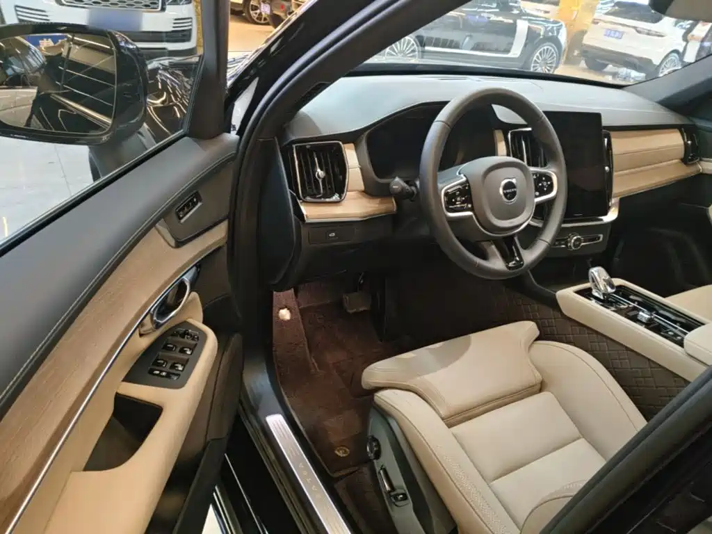 Volvo XC90 — фото 15