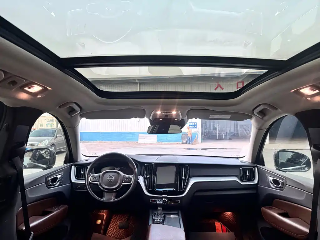 Volvo XC60 — фото 11