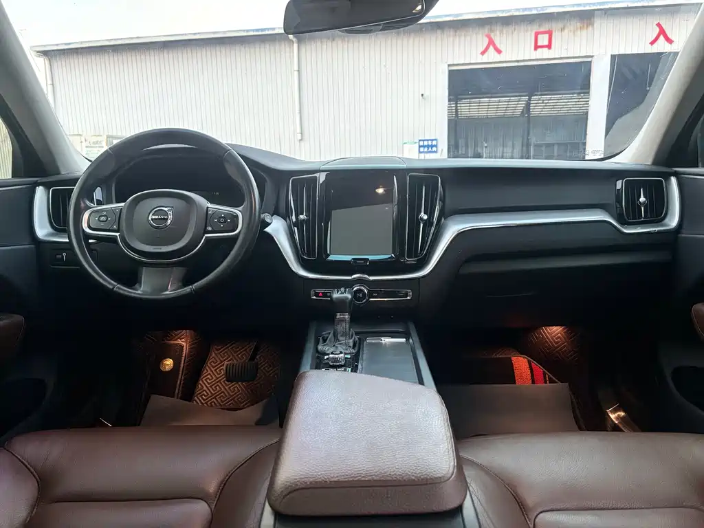 Volvo XC60 — фото 13
