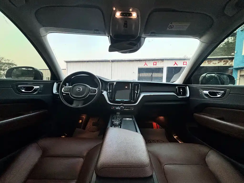 Volvo XC60 — фото 14