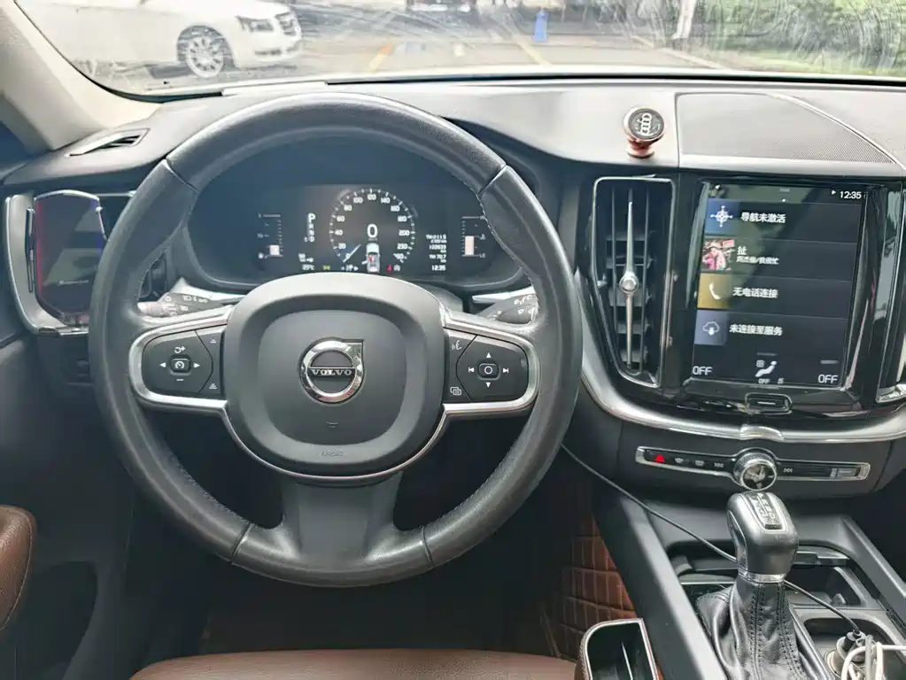 Volvo XC60 — фото 11