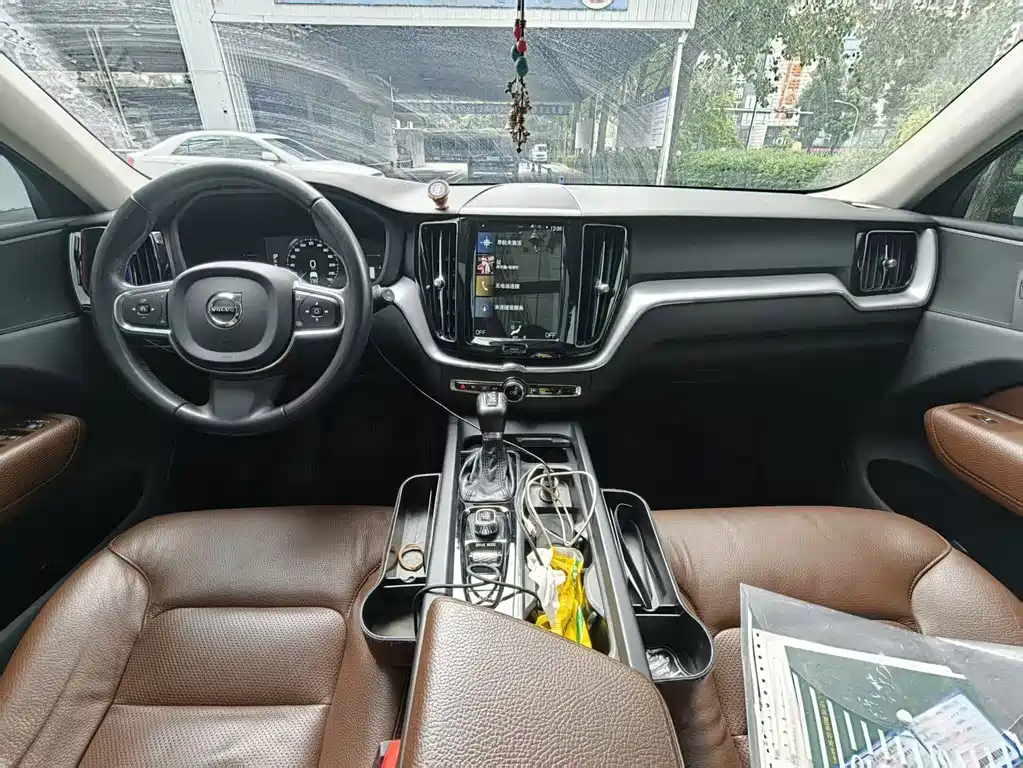 Volvo XC60 — фото 10