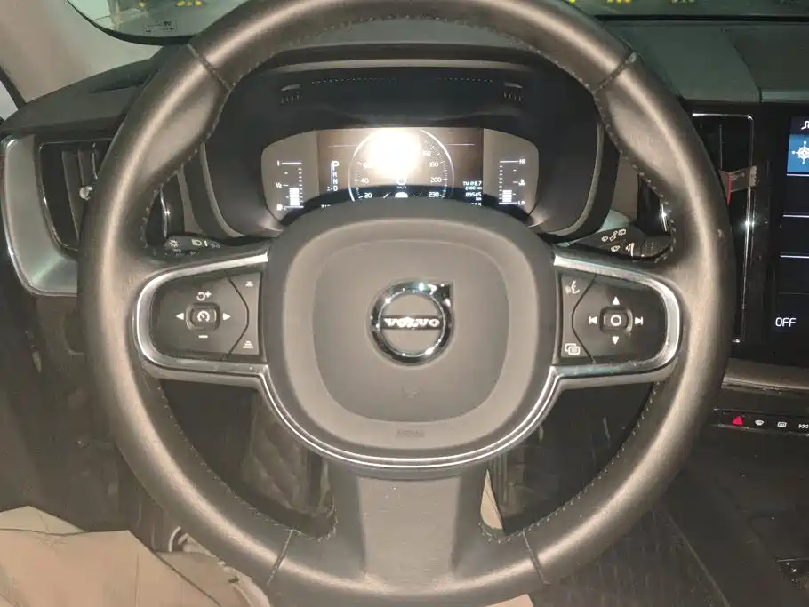 Volvo XC60 — фото 15
