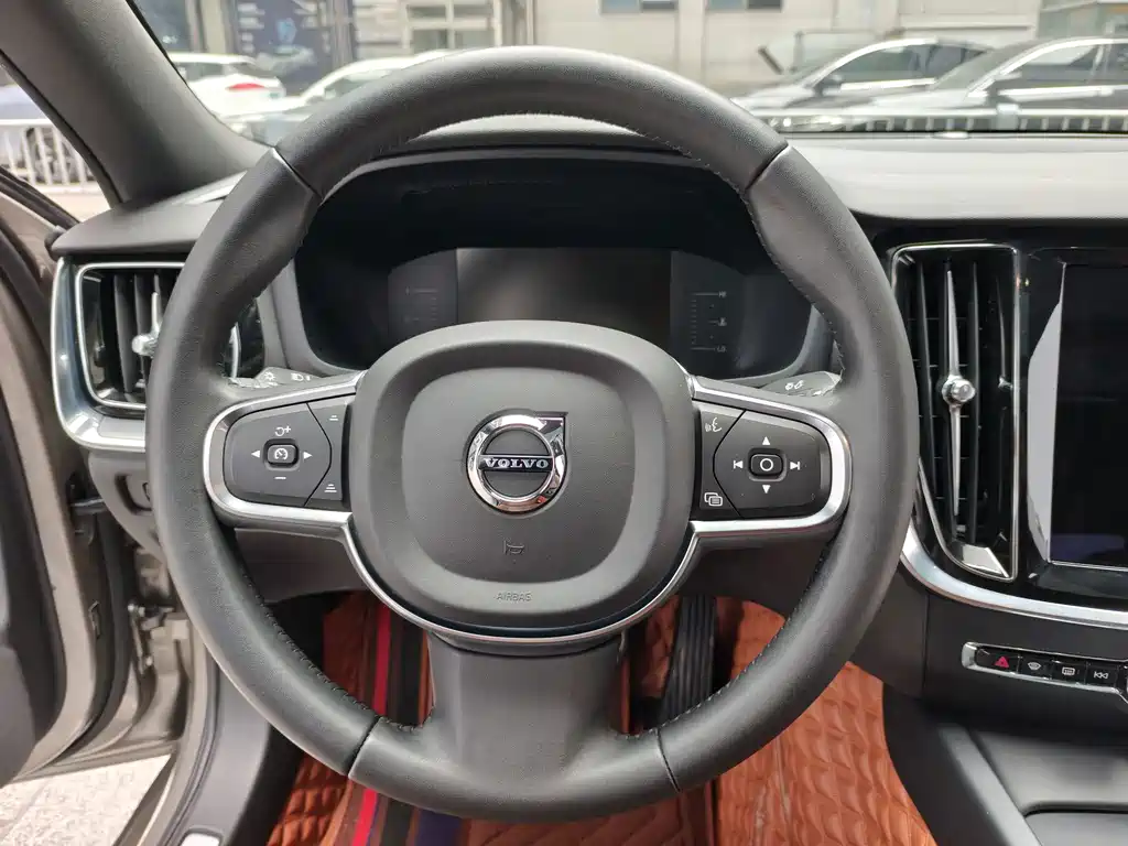 Volvo S60 — фото 13