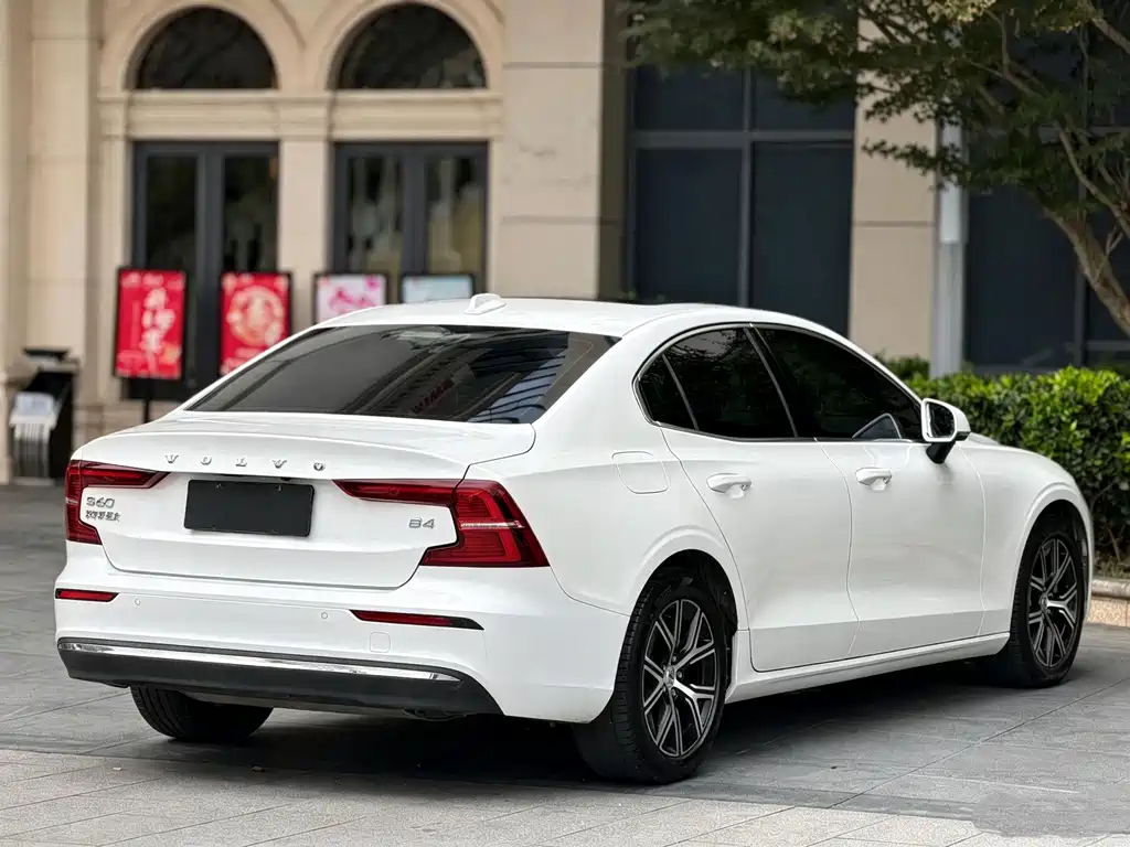 Volvo S60 — фото 9