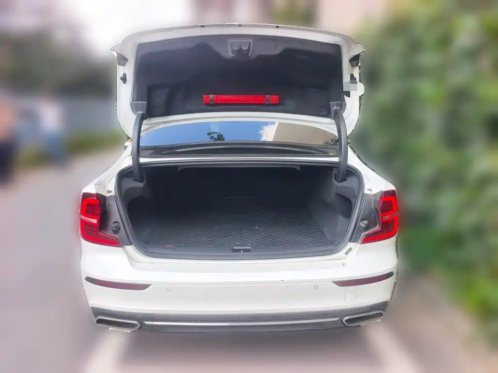 Volvo S60 — фото 15