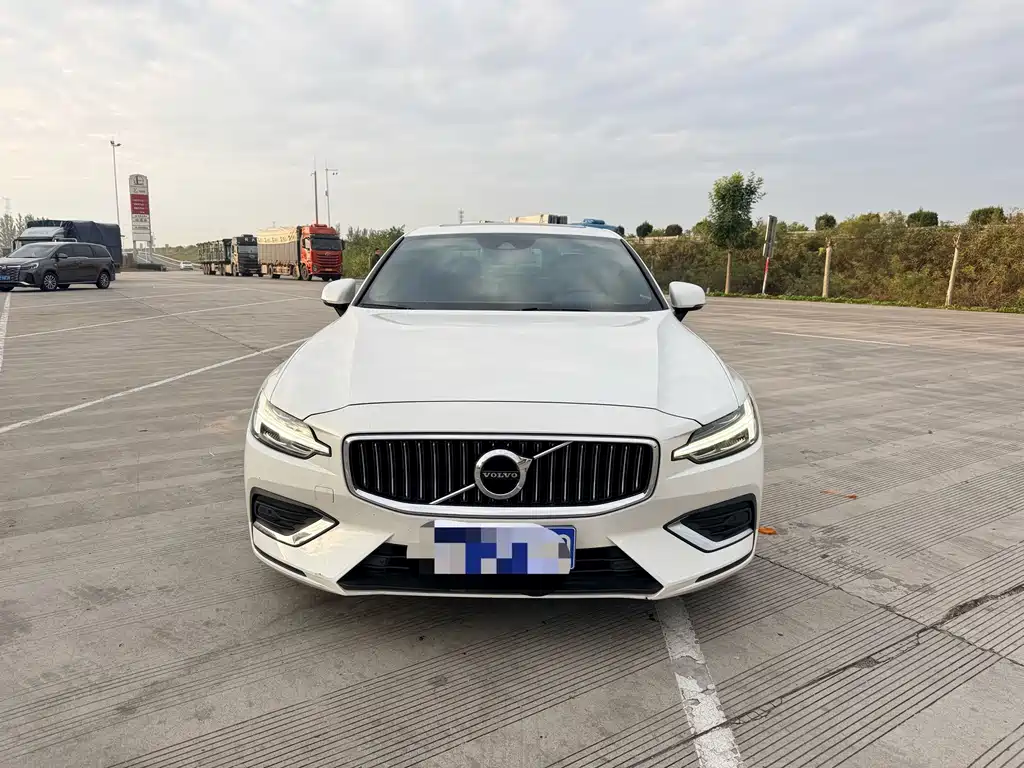 Volvo S60 — фото 1