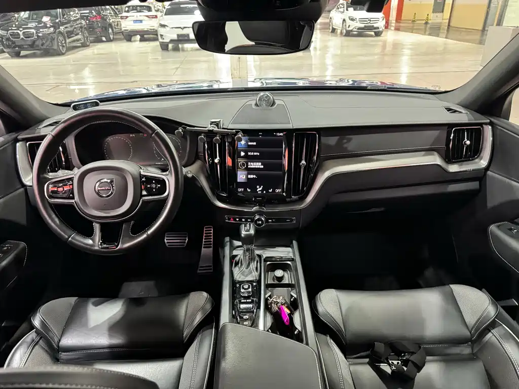 Volvo XC60 — фото 13