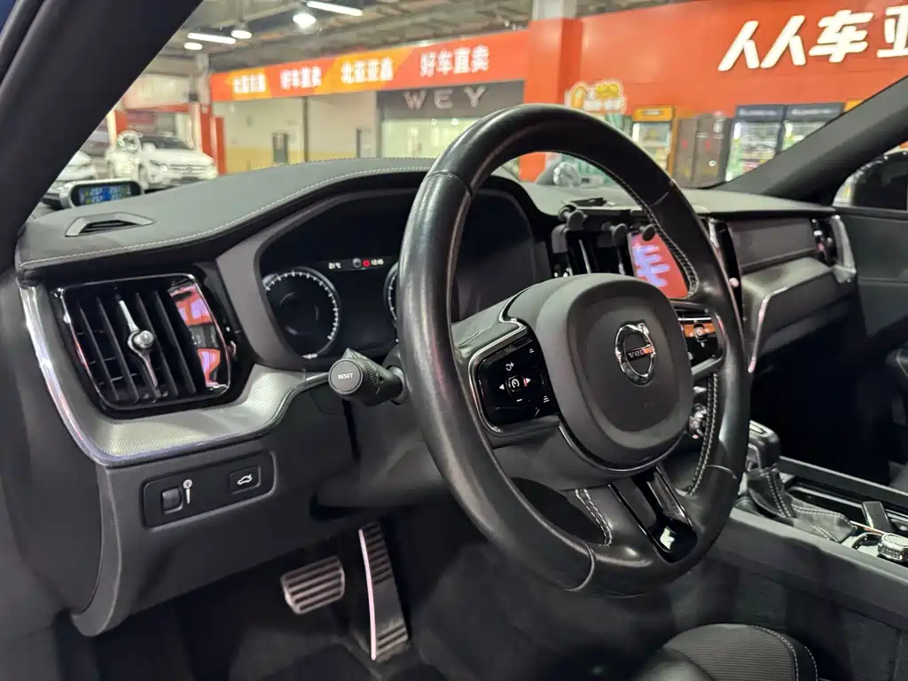 Volvo XC60 — фото 14