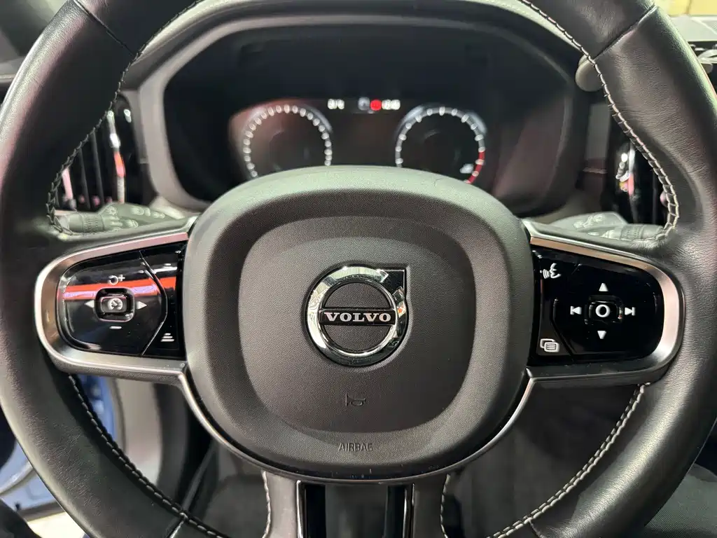 Volvo XC60 — фото 15