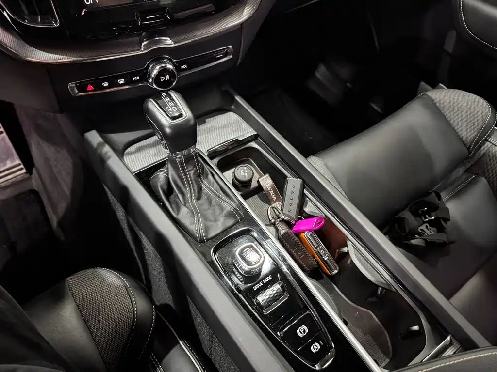Volvo XC60 — фото 17