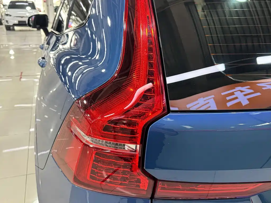Volvo XC60 — фото 24