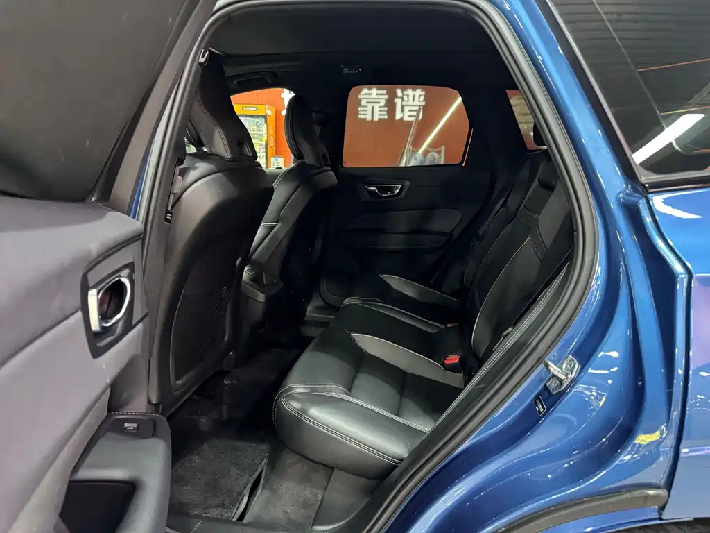 Volvo XC60 — фото 10