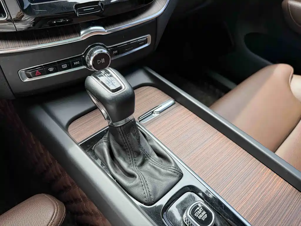 Volvo XC60 — фото 11