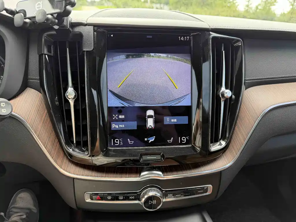 Volvo XC60 — фото 13