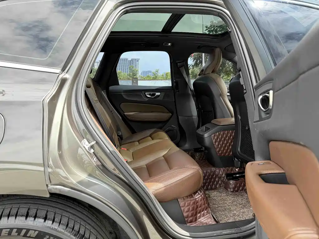 Volvo XC60 — фото 15