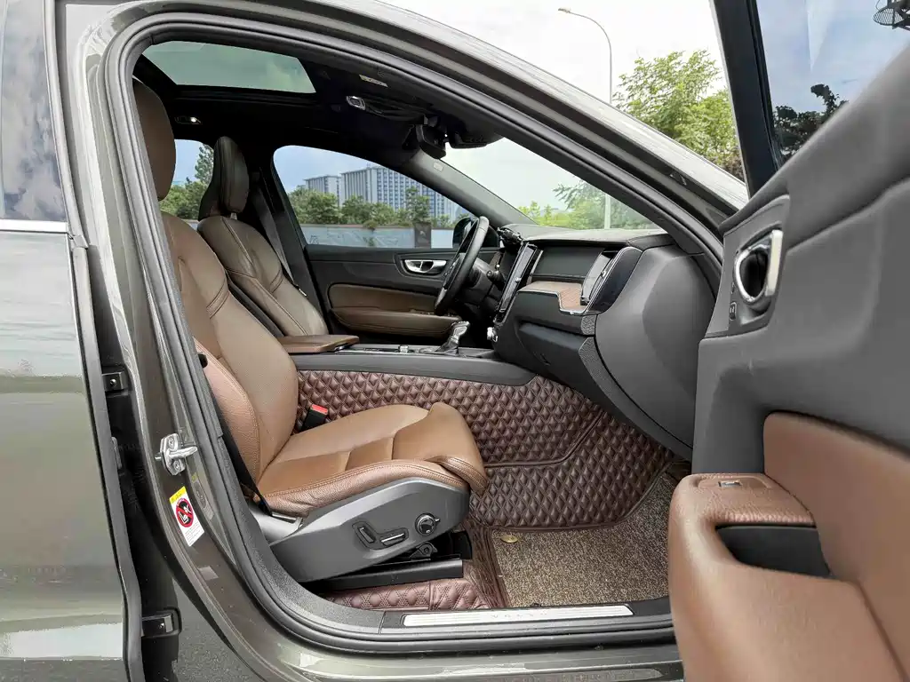 Volvo XC60 — фото 16