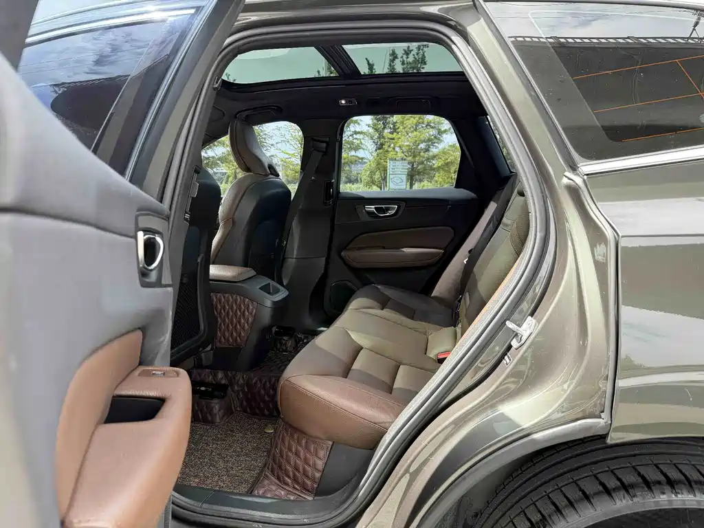 Volvo XC60 — фото 17