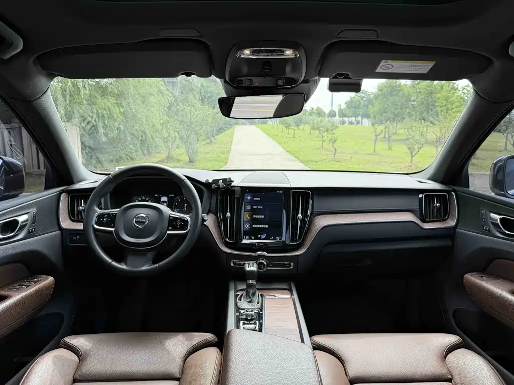 Volvo XC60 — фото 7
