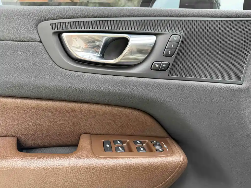 Volvo XC60 — фото 8