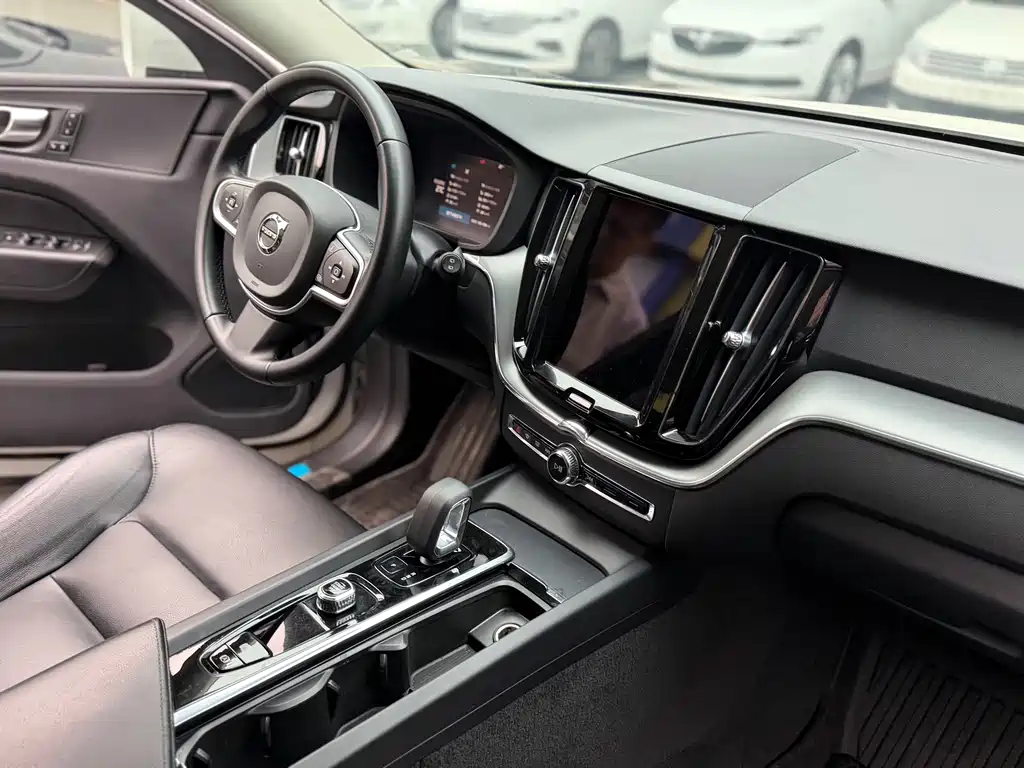 Volvo XC60 — фото 8