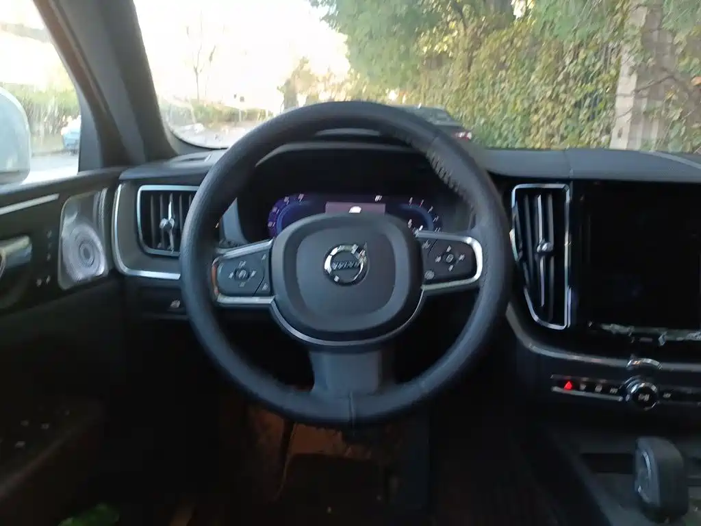 Volvo XC60 — фото 11