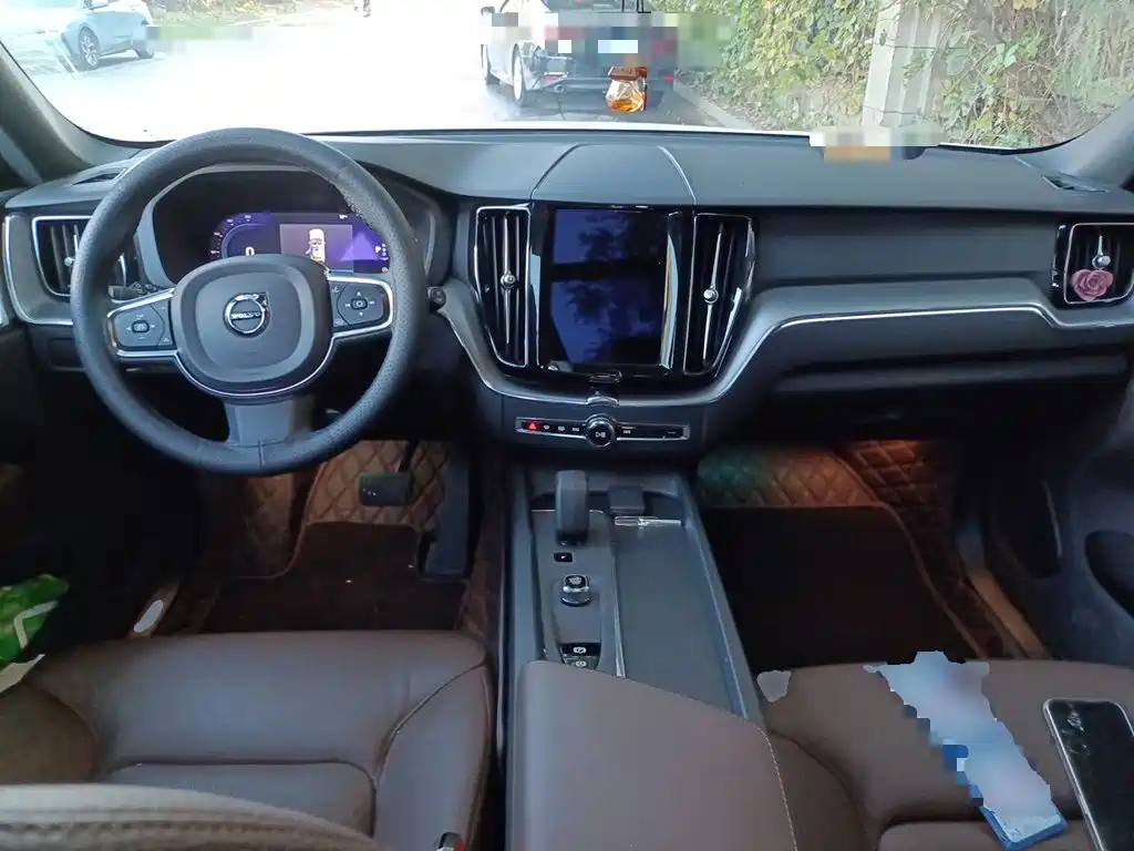 Volvo XC60 — фото 10