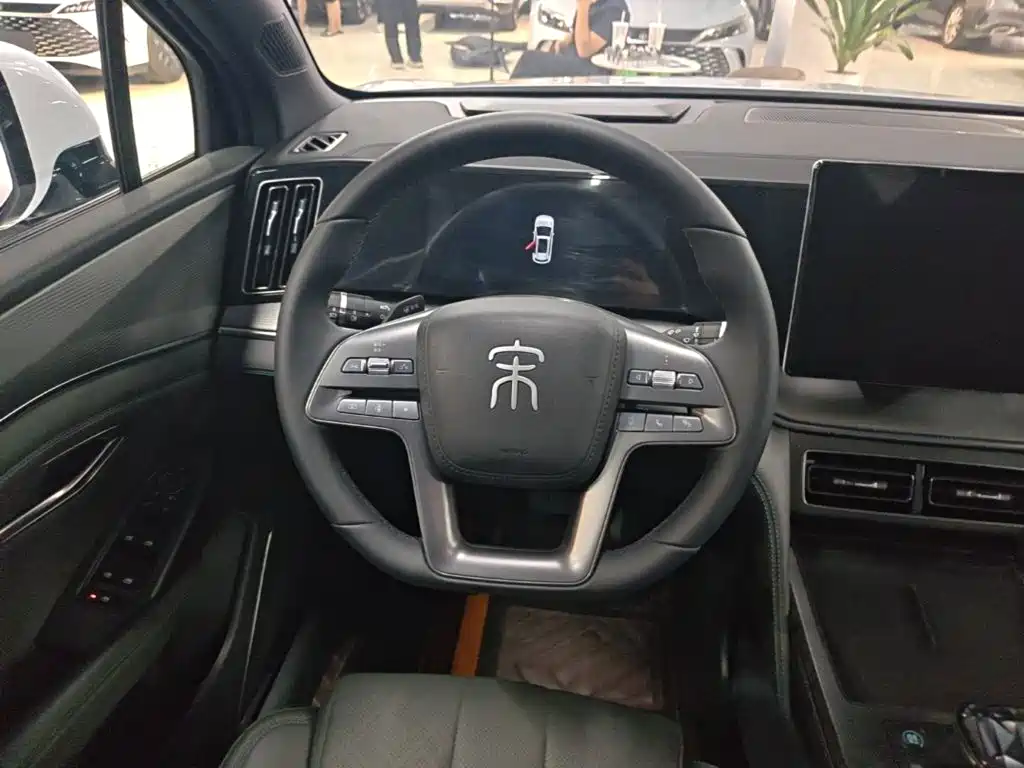 BYD L DM-i — фото 11