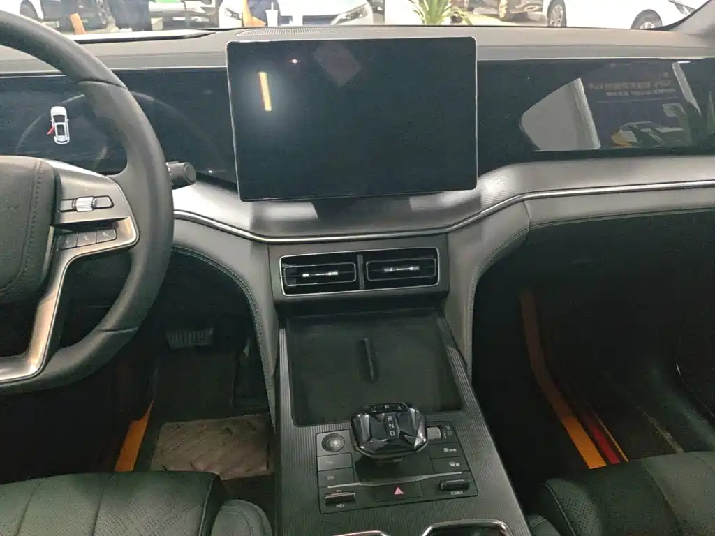 BYD L DM-i — фото 13