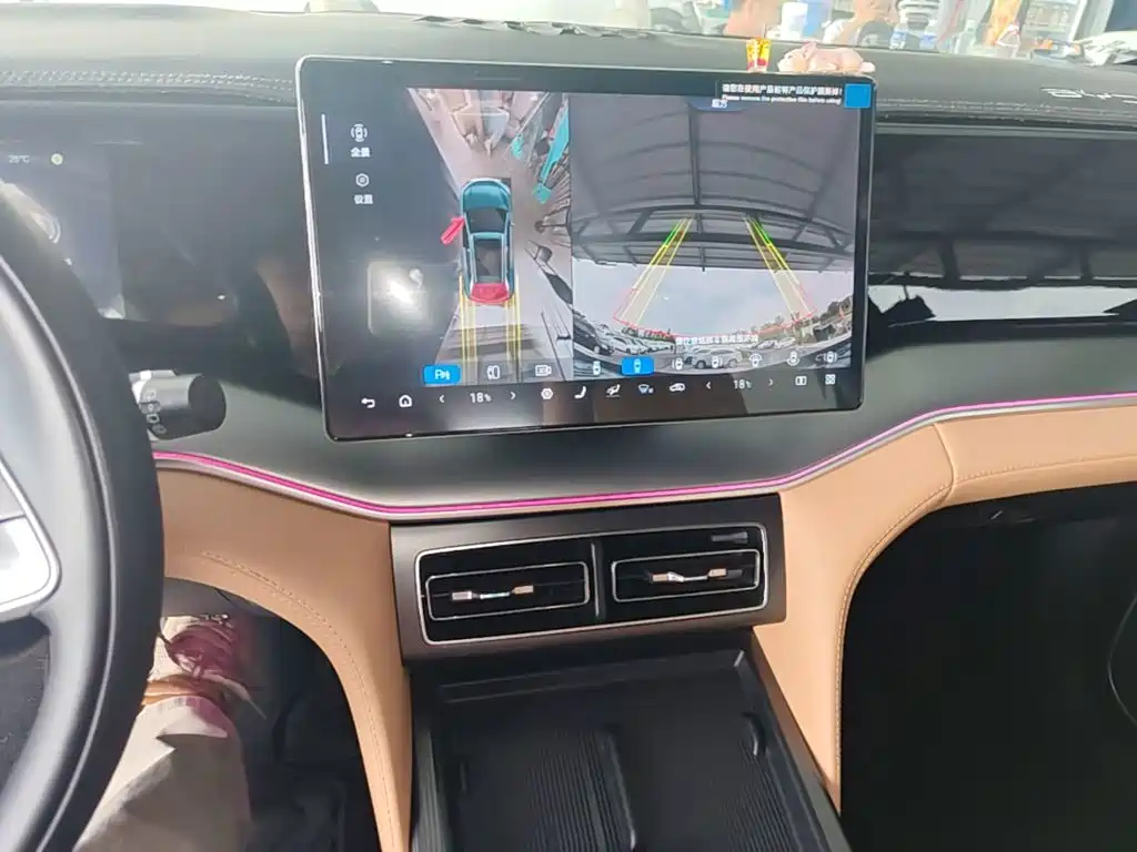 BYD L DM-i — фото 13