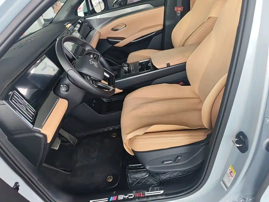 BYD L DM-i — фото 15