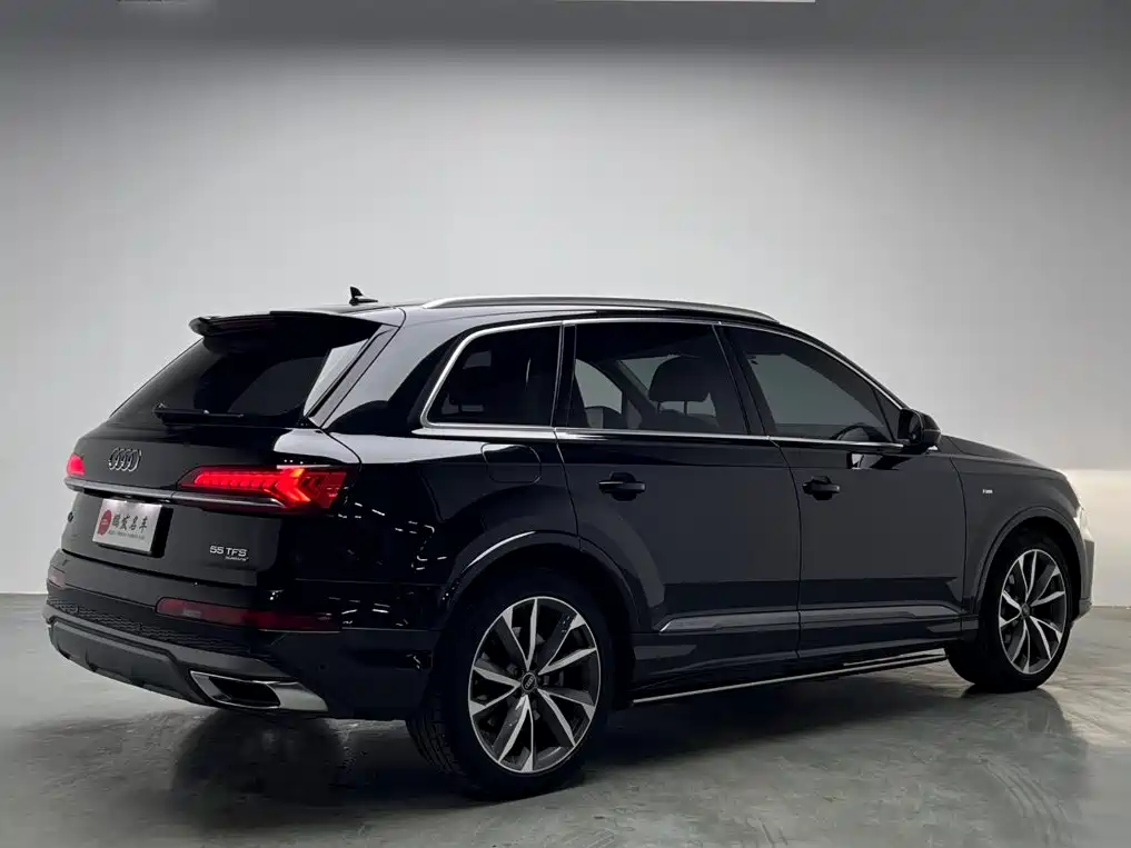 Audi Q7 — фото 18