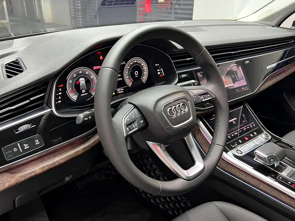 Audi Q7 — фото 9
