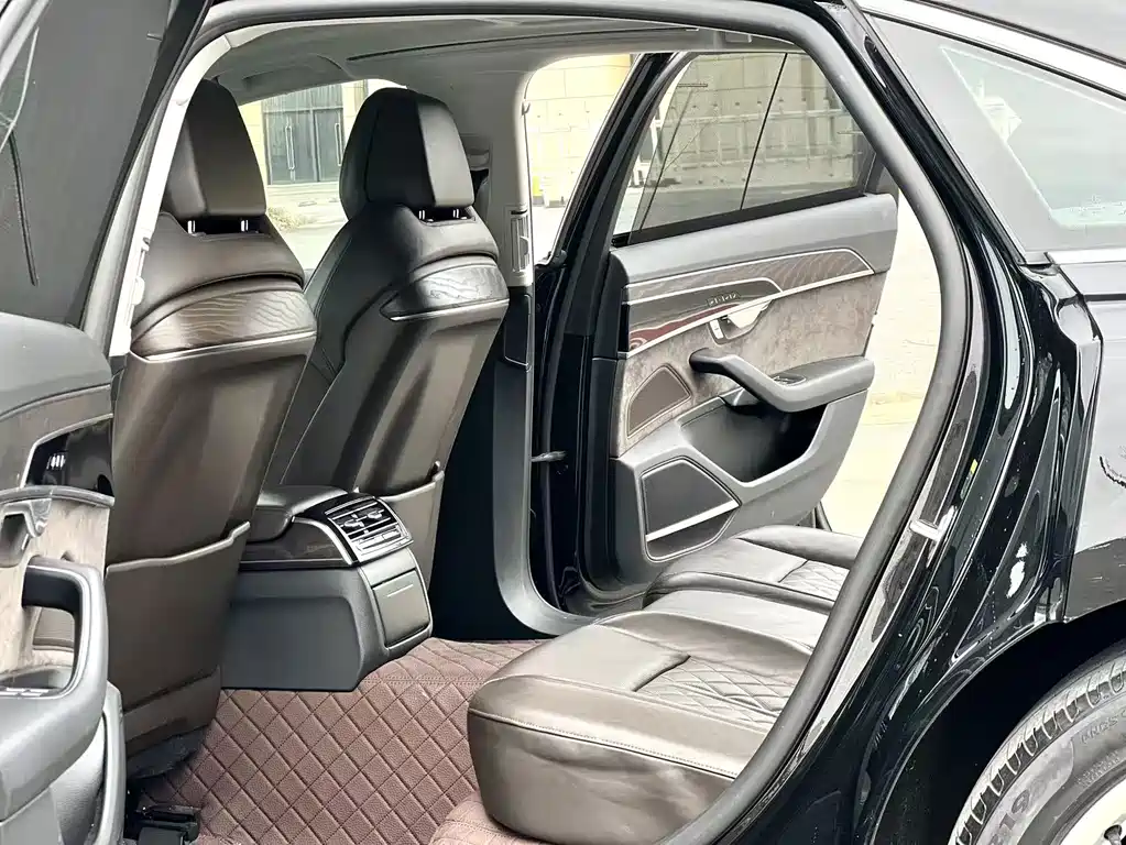 Audi A8 — фото 11