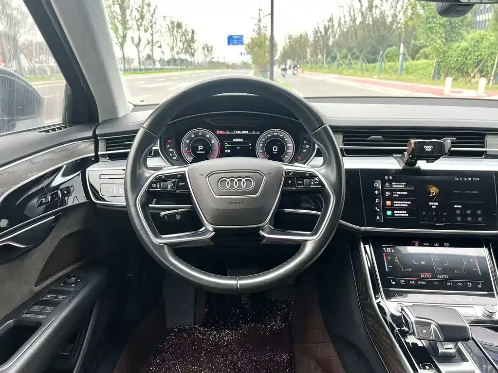 Audi A8 — фото 13