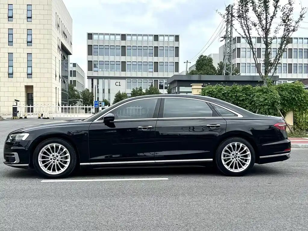 Audi A8 — фото 7