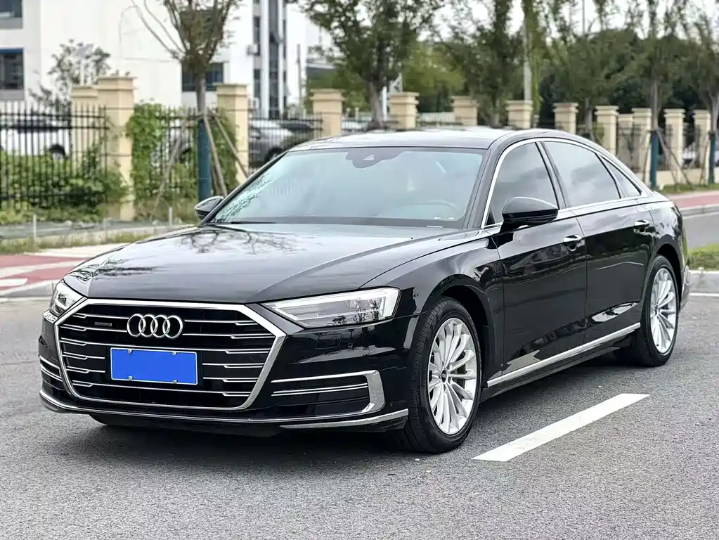 Audi A8 — фото 1