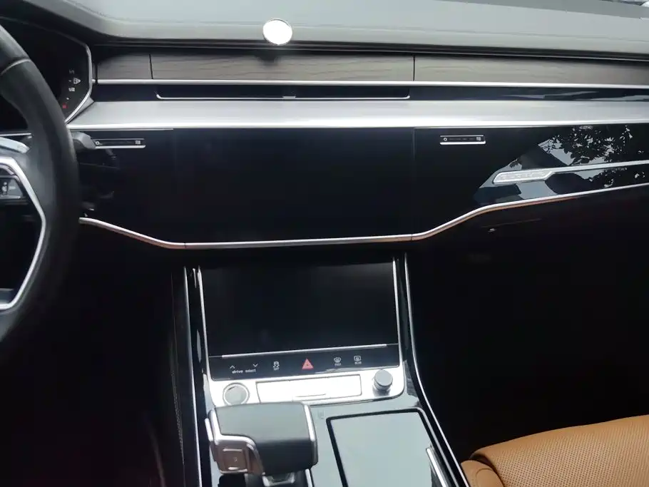 Audi A8 — фото 13