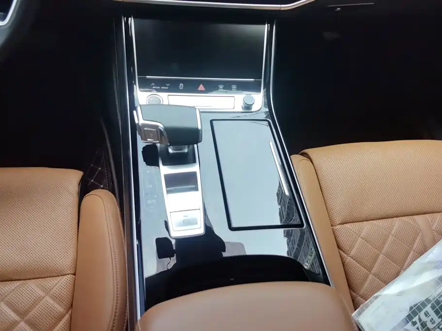 Audi A8 — фото 16