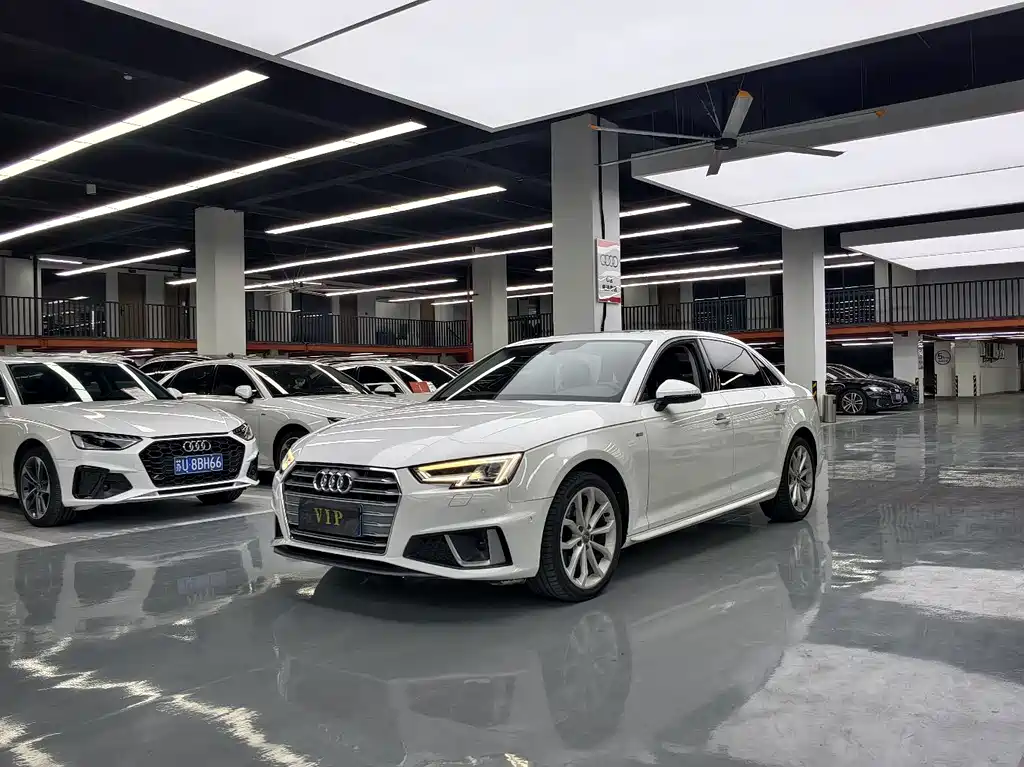 Audi A4L — фото 1