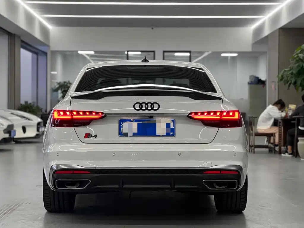 Audi A4L — фото 8