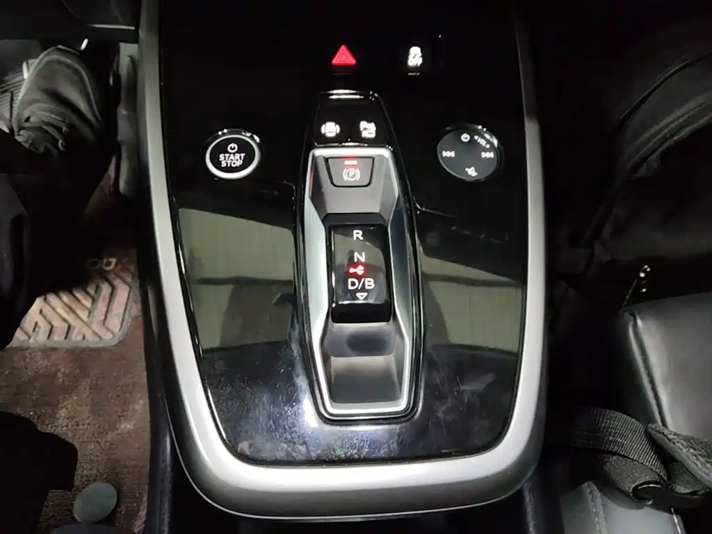 Audi Q4 e-tron — фото 13