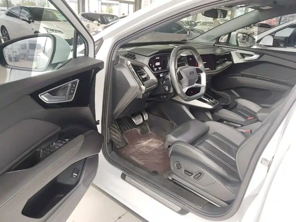 Audi Q4 e-tron — фото 15