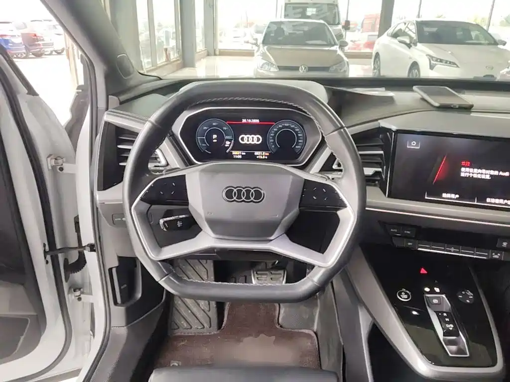Audi Q4 e-tron — фото 10